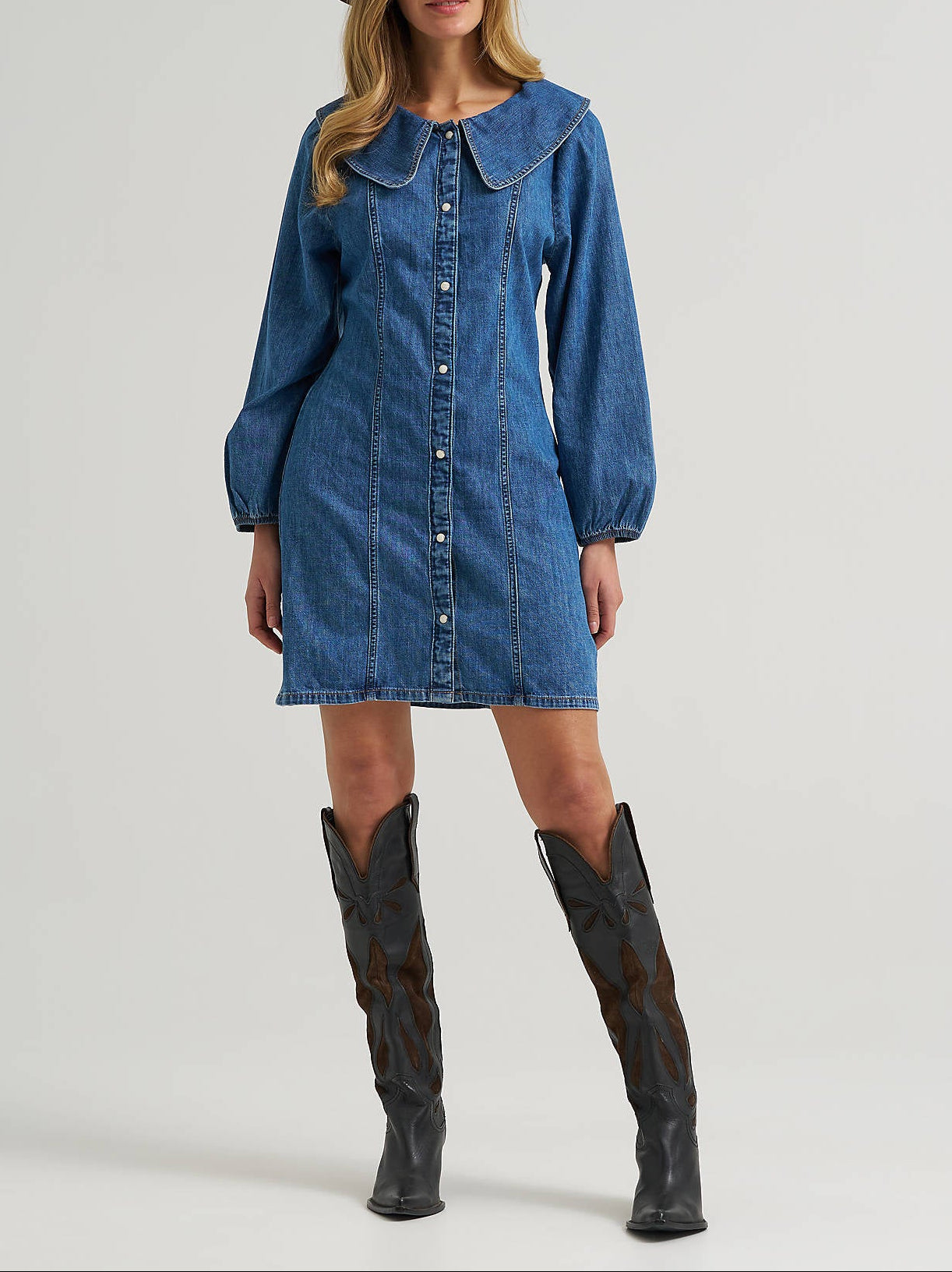 112382547 Wrangler Womens Americana Denim Collar Dress at boltranchstore.com free shipping womens western dress in stock rodeo outfit style with boots and belt Woman wearing a blue denim dress