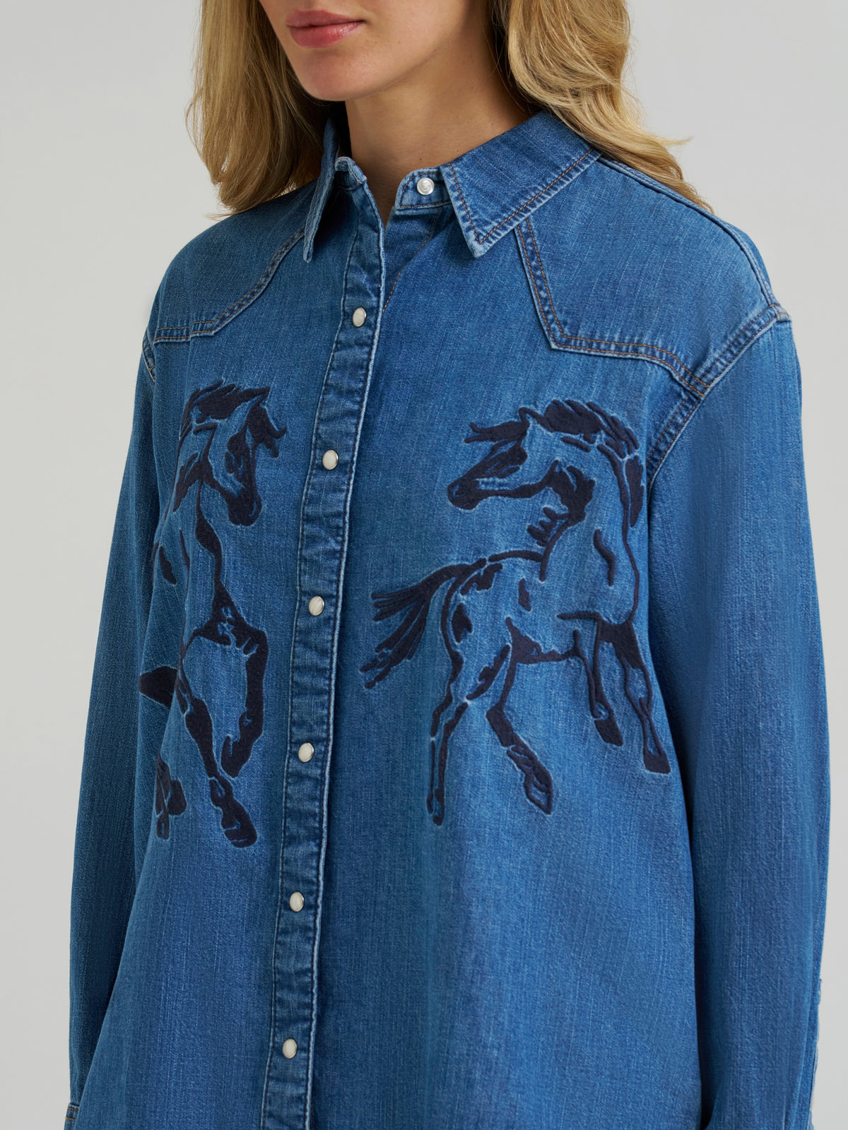 Wrangler Womens Horses Boyfriend Western Snap Shirt pearl snap placket and galloping horse print across the chest Park City western fashion