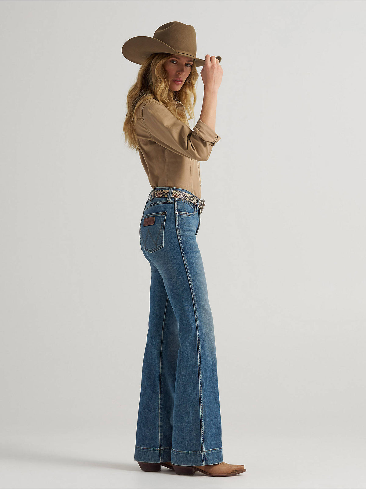 Womens fashion western clothing Utah Wrangler Womens Retro Bailey High Rise Trouser Jean Shelby SKU 11MPESY