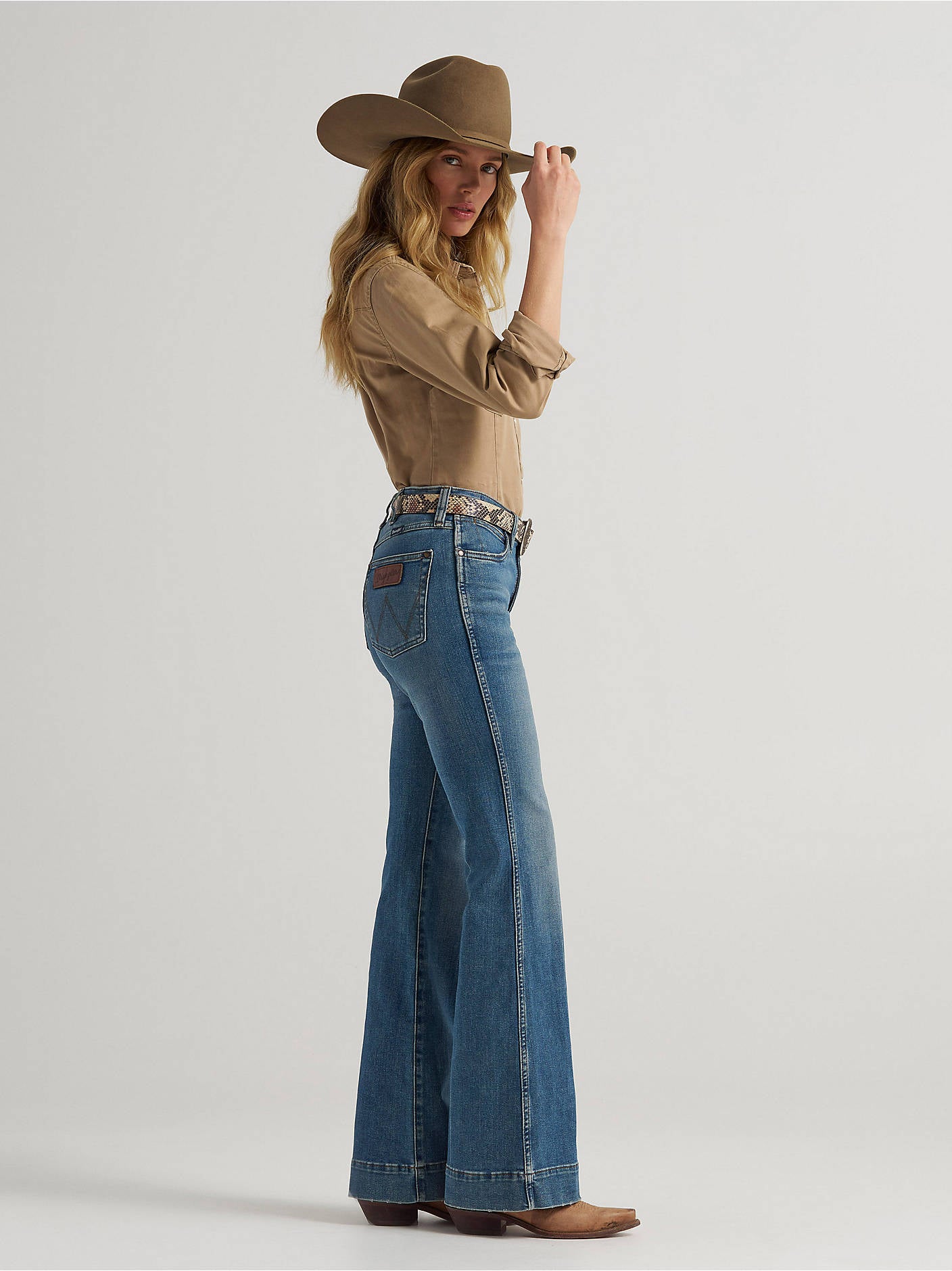 Womens fashion western clothing Utah Wrangler Womens Retro Bailey High Rise Trouser Jean Shelby SKU 11MPESY