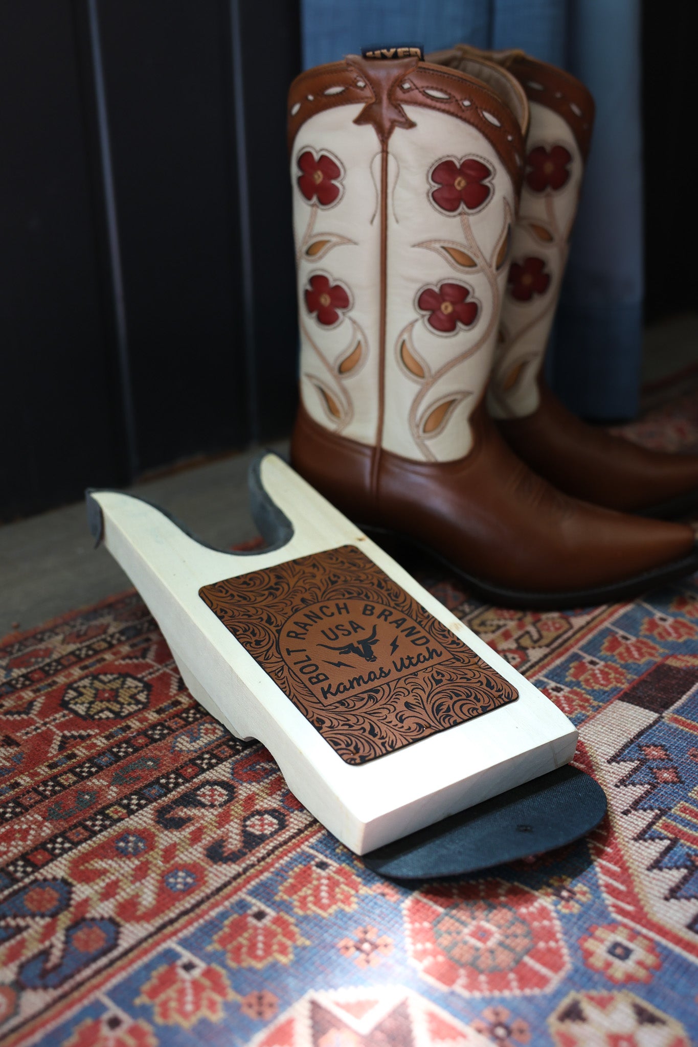 Bolt Ranch Sheridan Boot Jack boot remover featuring a protective rubber floor sole and felt lining to pull off muddy or tight boots without damaging the leather or straining your back
Boltranchstore.com Free Shipping