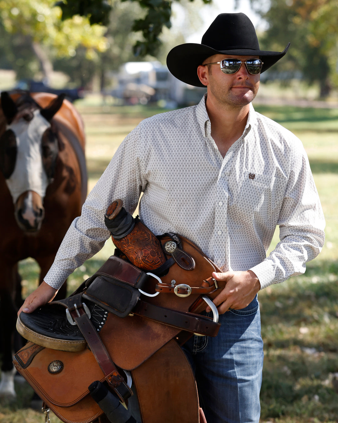Cinch Mens Long Sleeve Print Shirt Cream MTW1106156 paired with denim and a buckle for rodeo and everyday cowboy dressing Kamas