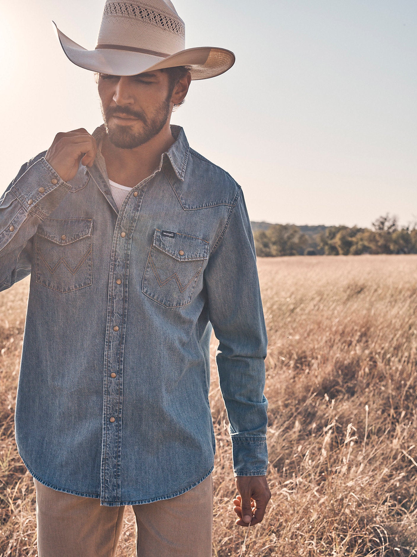 Wrangler Mens Classic Denim Snap Shirt a perfect addition to your western wear wardrobe. Choose boltranchstore.com for all your western goods.