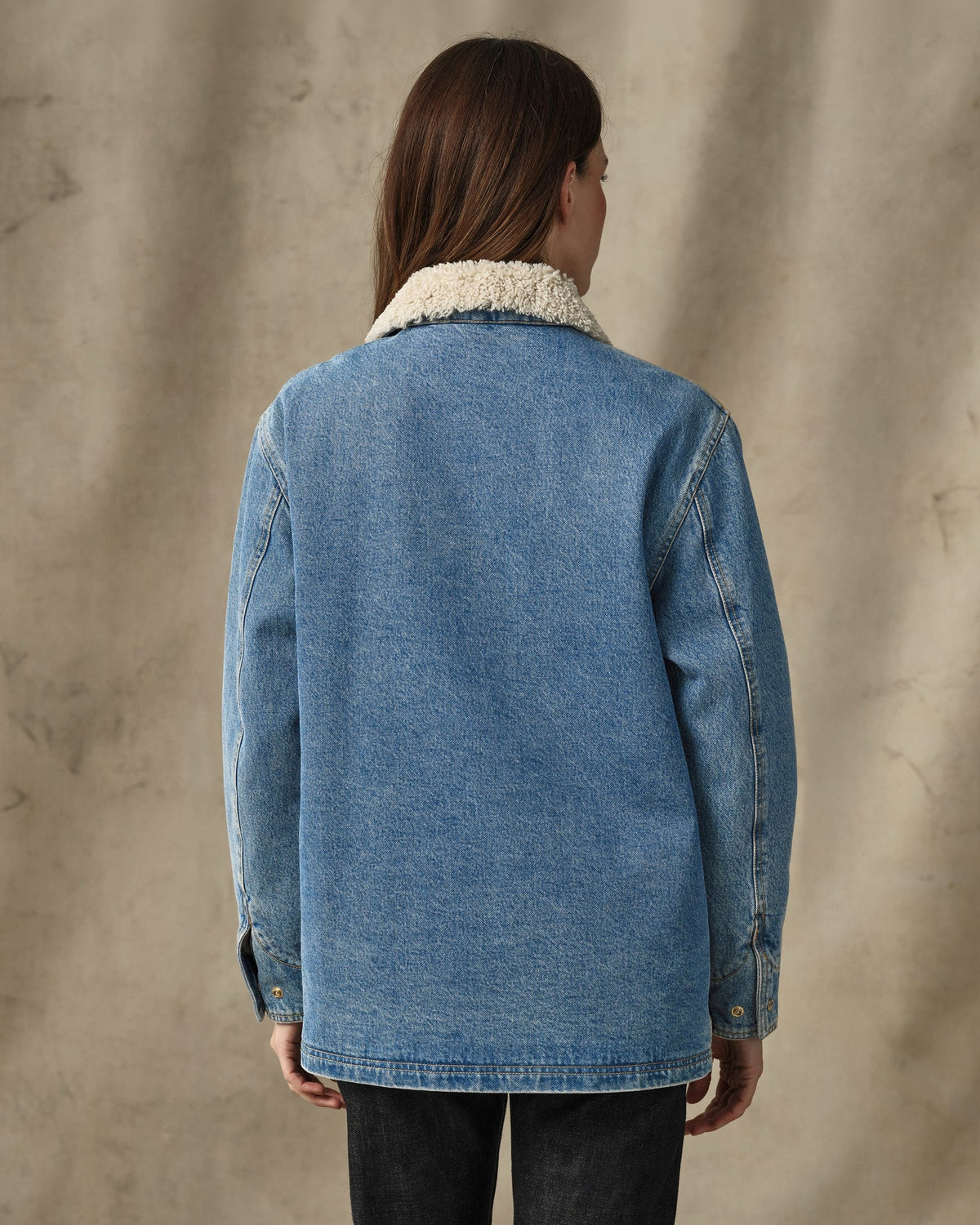 Filson Womens Insulated Denim Outfitter Coat Vintage Indigo collar lined with high pile fleece for warmth at the neck cowgirl western fashion